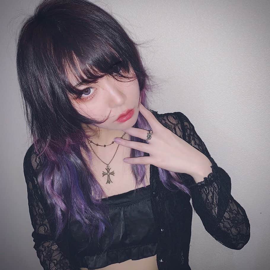 のインスタグラム：「怖...( ˘ω˘ )  #ウルフヘア #haircolor #purplehair #雰囲気 #マジ卍」
