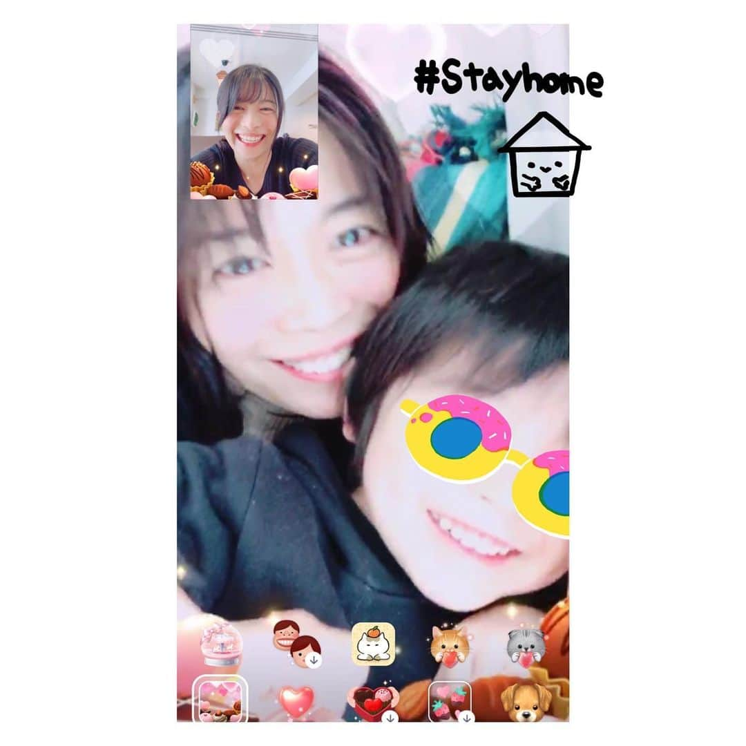 三倉茉奈さんのインスタグラム写真 - (三倉茉奈Instagram)「姪っ子甥っ子とテレビ電話。 会いたい！けど今は我慢。しょっちゅう電話してます。 みんな元気そう✨✨ 佳奈は、子供たちと家でお店屋さんごっこしたりベランダでピクニックしたり、お相撲とったり…毎日色々工夫しながら過ごしているよう。佳奈、いいお母さんしてます。子供達も、3歳(今月4歳)と5歳だけど、コロナのこともよく知っていて、うがい手洗いや消毒ちゃんとしてるそう。遊び盛りの子供たちとの外出自粛は本当に大変だと思う。全国のお母さんお父さんもえらい。 #stayhome #うちで過ごそう #niece #nephew #love」4月11日 16時42分 - mana_mikura_official