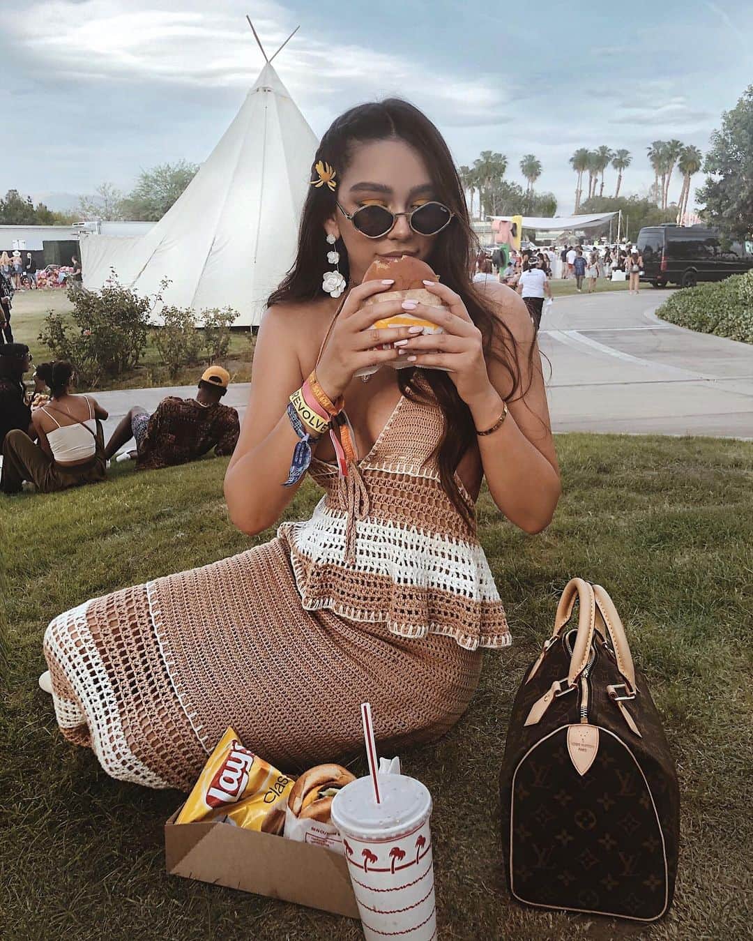 JANICE JOOSTEMAさんのインスタグラム写真 - (JANICE JOOSTEMAInstagram)「Wish we were at @revolve festival right now.. so here’s some memories of the last couple years at this time 🧉🍔💃🏻🕺🏻#revolvefestival #coachella」4月11日 16時43分 - janicejoostemaa