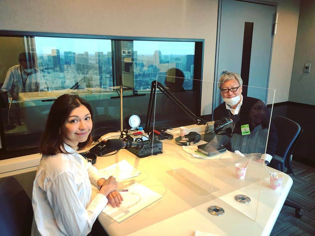 横山エリカのインスタグラム：「この後18時からはソシエダ・ガストロノミカのお時間です😌是非J-WAVEにtune in📻今週は初鰹のお話🐟 #jwave #sociedadgastronomica #tokyo #radio」