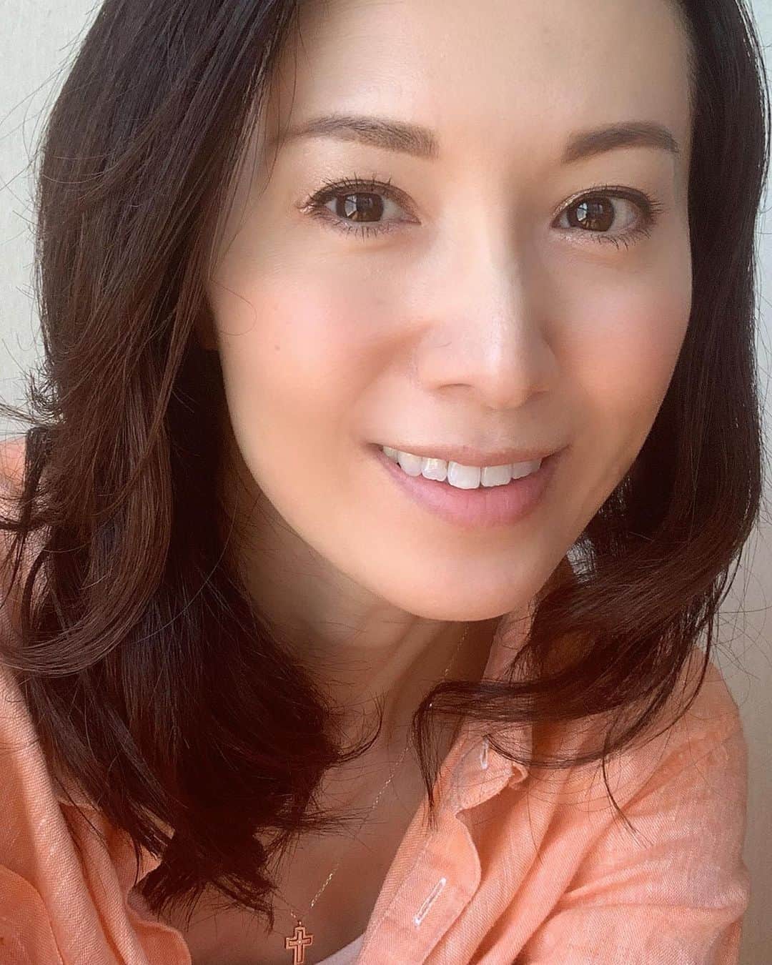 のインスタグラム：「・ ・ ・ 緊急事態宣言が発令されて 最初の週末ですね ・ 今日は午後からお庭のお手入れを！ 長男には洗車をお願いしました うーーん、綺麗になって気持ちいい‼︎ ・ ・ ・ 身体動かしてちょっとお疲れ…(-｡-; ・ お家トレーニングするか このまま休憩するか迷うところ。。。 ・ ・ 結局トレーニングしちゃうと思うけど ・ ・ 只今お疲れなので… 数日前の写真でごめんなさい　苦笑 ・ ・ ・ #駒田奈美#オスカープロモーション#モデル#アラフィフ#庭#トレーニング#お疲れ#休憩#写真#洗車#緊急事態宣言」