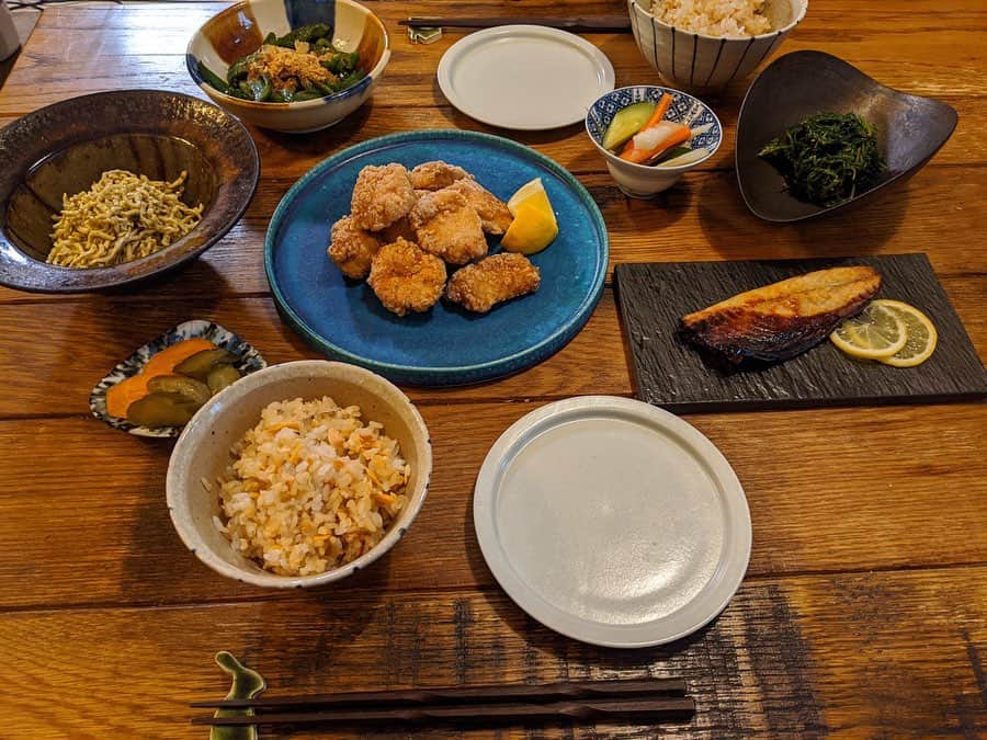 藤田敦子のインスタグラム：「ㅤㅤㅤ 【#blendakitchen 】 いつのご飯か忘れちまったくらい、前の💧 ㅤㅤㅤ ✔︎うさぎ農園のバジルソースで 和えた干し豆腐のサラダ ✔︎うさぎ農園の生姜焼きのタレで漬け込んだ 唐揚げ(グルテンフリー)たまには鶏肉食べたい ✔︎ピーマン焼き浸し (ピーマンはこの食べ方が一番すき) ✔︎おかひじきの梅胡麻和え ✔︎サバの干物 ✔︎野菜の塩漬けもの ✔︎糠漬け ✔︎サーモン炊き込みご飯(蒸して解凍) ㅤㅤㅤ @usagifarm_ai さまさま。野菜なり調味料なり あいちゃんとこのを使わない日はないです。 まじお助けマン！」