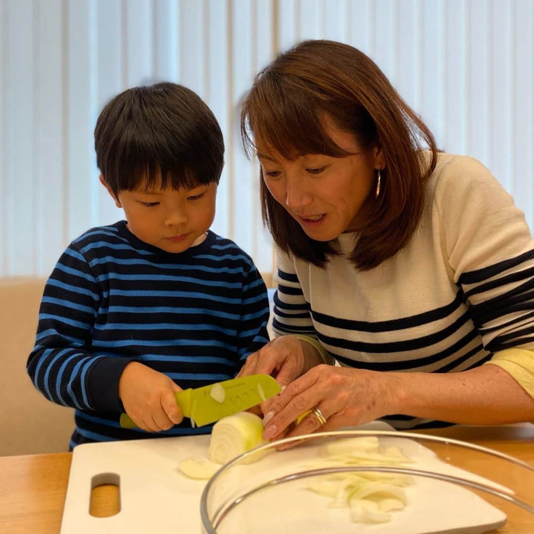 杉山愛さんのインスタグラム写真 - (杉山愛Instagram)「皆さんの過ごし方⭐️教えて頂きありがとうございました💛  こんな時だからこそできること⭐️ 色々あるなぁって気付かされます🤩  先日のクッキングTIME🍽 息子も「お手伝いしたーい‼️」 と言って😊お手伝いしてくれました💛」4月11日 16時53分 - aisugiyamaofficial