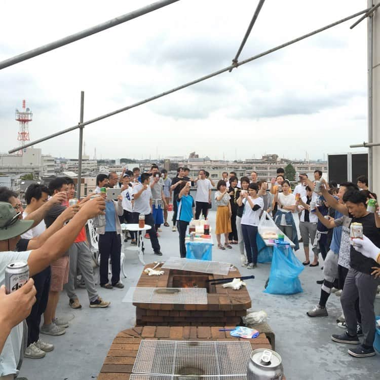 株式会社　三建さんのインスタグラム写真 - (株式会社　三建Instagram)「4月11日の今日は『ガッツポーズの日』 1974年のこの日、ボクシングタイトルマッチで、ガッツ石松が勝利した。その時両手を挙げて喜びを表わした姿を「ガッツポーズ」と表現したのが、ガッツポーズという言葉が広まるきっかけとなった言われているそうです。  コロナの影響は各業界に出ていますが、こういう時こそ一致団結！乗り越えた先でガッツポーズを！ 社員一丸になって出来ることを精一杯します。 昨年の夏に行った社員BBQ🍖 #注文住宅加古川  #注文住宅姫路  #注文住宅神戸  #三建  #社員レクリエーション  #一致団結  #打倒コロナ  #家づくり  #ガッツ石松  #地域密着」4月11日 16時54分 - sanken.official