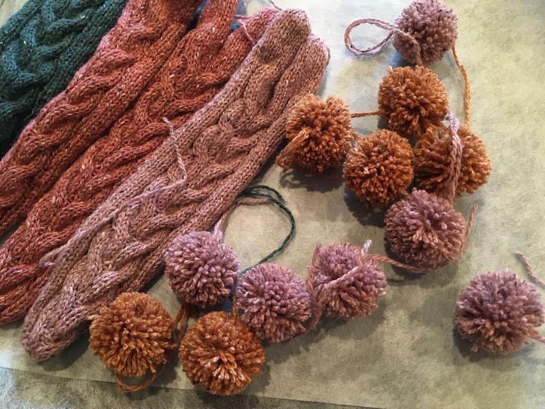 LINAさんのインスタグラム写真 - (LINAInstagram)「ワンコのネックウォーマー♡ #MAXLINA #おうち時間 #dog #knit#knitting #手編み #わたしは元気だよ #みんなと同じ気持ち #みんながいるから大丈夫」4月11日 17時00分 - xxlina_now