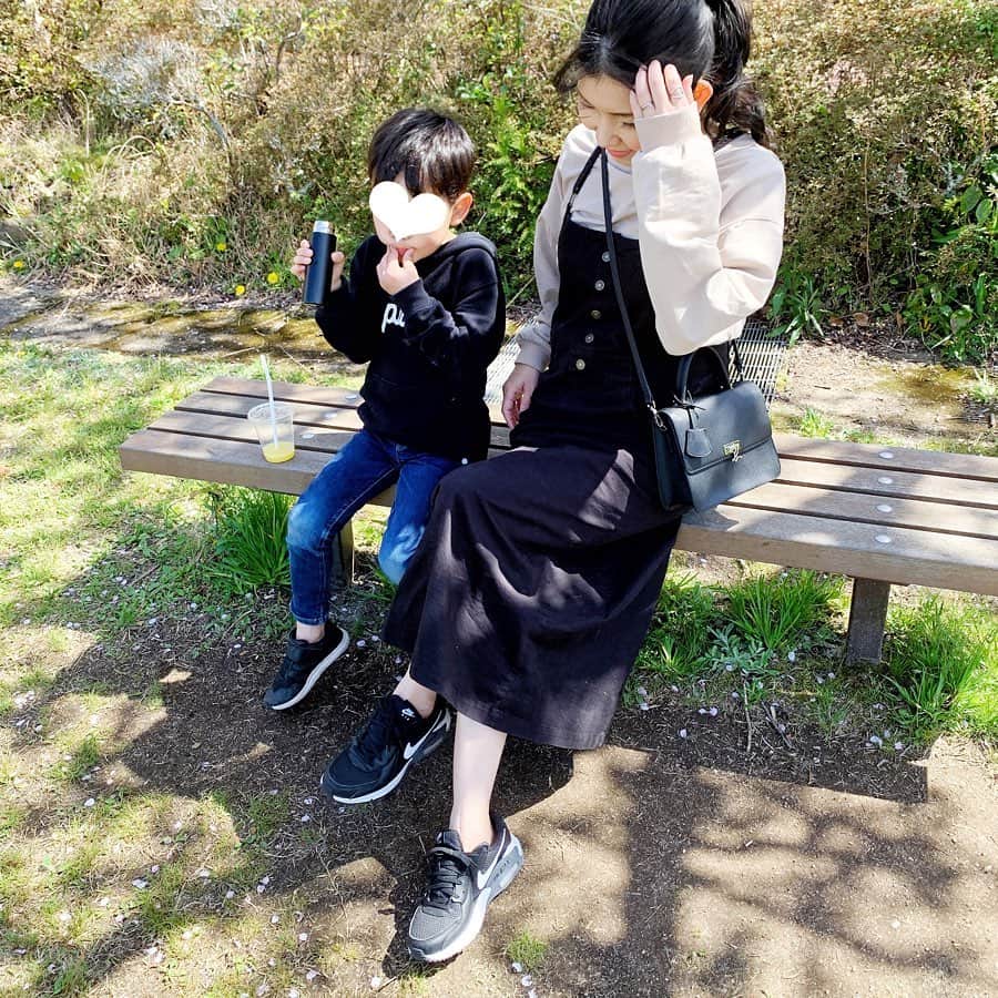 ririiiiii58さんのインスタグラム写真 - (ririiiiii58Instagram)「🌸˚✧₊⁎ * コーデをpostする気持ちに あまりなれなかったけれど 可愛いサロペットスカートを着た 少し前のを📷 * いつもお庭で遊んでる子ども達を連れて 気分転換に大きい公園へ行った日<3 ちょうど桜も咲いていて🌸 👶🏻にとっては初めての桜、 見せてあげられないと思っていたので 嬉しかった♫♬ * #上下プチプラ で行ったので 私も楽しみました！ けれどさすがにスカートで芝そりは せず×× * 気候のいい間に また行けるといいな♥ * * * top,skirt @reca.yahoo  sneakers @niketokyo  bag @agnesb_officiel * ｡｡｡｡｡｡｡｡｡｡｡｡｡｡｡｡｡｡｡｡｡｡｡｡｡｡｡｡｡｡｡｡｡｡｡｡｡｡｡｡ #prayfortheworld#reca#recaコーデ  #コーティネート#カジュアルコーデ」4月11日 17時00分 - ririiiiii58