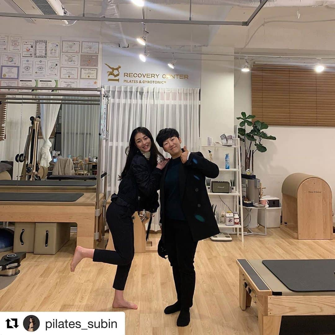 シン・ジエさんのインスタグラム写真 - (シン・ジエInstagram)「@recoverycenter_  밝고 건강한 에너지 수빈쌤!!! @pilates_subin  모두의 건강을 위하는 리커버리센터 더더욱 많은분들과 함께하기를 👍👍 #Repost @pilates_subin with @get_repost ・・・ #신지애 프로님과 함께 🏌️‍♀️ #리커버리센터 청담 에서 ❤️ ⠀ 유쾌하고 멋진 신지애 골프 프로님!! 안그래도 팬이었는데 완전 홀릭입니다... ⠀ #사진_찍어서_꼭_올리고_싶었어요 #탈출구가_없는_그녀의_매력 ... #개미지옥 #골프필라테스 #골프 #골퍼 #골프스윙 #运动 #她是我的星 ⠀ ⠀ 현재 리커버리센터 청담 전강사진 #TPI 교육 현장입니다.❤️ #加油 ⠀ ⠀ ⠀」4月11日 17時01分 - jiyai_shin