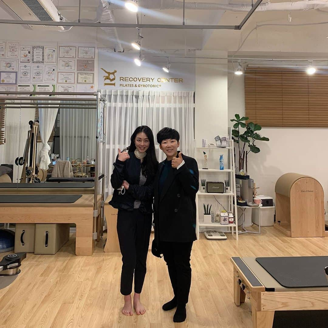 シン・ジエさんのインスタグラム写真 - (シン・ジエInstagram)「@recoverycenter_  밝고 건강한 에너지 수빈쌤!!! @pilates_subin  모두의 건강을 위하는 리커버리센터 더더욱 많은분들과 함께하기를 👍👍 #Repost @pilates_subin with @get_repost ・・・ #신지애 프로님과 함께 🏌️‍♀️ #리커버리센터 청담 에서 ❤️ ⠀ 유쾌하고 멋진 신지애 골프 프로님!! 안그래도 팬이었는데 완전 홀릭입니다... ⠀ #사진_찍어서_꼭_올리고_싶었어요 #탈출구가_없는_그녀의_매력 ... #개미지옥 #골프필라테스 #골프 #골퍼 #골프스윙 #运动 #她是我的星 ⠀ ⠀ 현재 리커버리센터 청담 전강사진 #TPI 교육 현장입니다.❤️ #加油 ⠀ ⠀ ⠀」4月11日 17時01分 - jiyai_shin