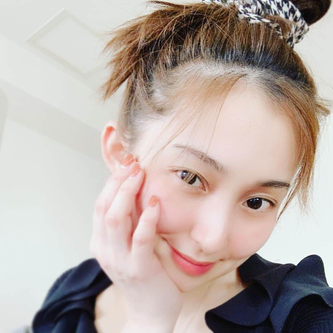 阪井あゆみさんのインスタグラム写真 - (阪井あゆみInstagram)「休業中のピラティスを習慣に🧘‍♀️✨ #在宅workout  #souplus  #onlinelesson #youtube  #yoga #bohobeautiful  #marinatakewaki  #いろいろ　 #自分に合ったエクササイズを取り入れてます　 #髪の毛もプリンに #しばらく行けないけど #逆にお休みさせてあげれる 💆🏻‍♀️✨ #stayhome」4月11日 17時01分 - ayumisakai0121