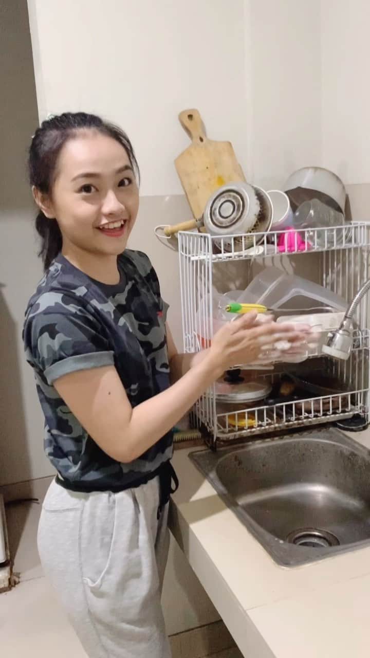 ロナ・アングラエニのインスタグラム：「After push-up challenge #WorkoutChallenge , aku juga di tag buat bikin #WashYourHandsChallenge 😂👍 Maapkeun yaaa itu wastafelnya sekalian tempat cuci piring 🤣🤪 Harap maklum di kost ga ada wastafel macem di hotel atau toilet mall 🙂🙃 Yuuuk bikin juga dong kalian: @jkt48nadila  @jkt48sisca  @jkt48aurel  @jkt48desy  @jkt48.julie  @rizmaprila  @cindyyuvia  @l__d__y  @arnoldleonard05  @yohaneskenneth  @ykhendrawan  @gloriajessicaid  @aiz_hidayat  @eetasoy  #jkt48 #dirumahaja #workfromhome #stayhealthy #stayhome」