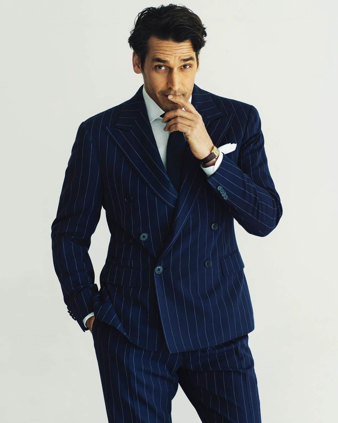 長山一樹のインスタグラム：「最新号のMEN'S Preciousの表紙カットより。テーマは「職人謹製」。 アルマーニさんも言うようにこれを期にファストなファッションは日用品になり、ファッションにはオーセンティシティー(信頼できる本物)が求められる気がします。消費の方法ではなく物を大切にする価値観を覗きたくなります。 この号の撮影をしてる最中、クリエイティブディレクターの山下さんが「この物が売れない時代にニッチな事してますよね。」と言ってましたが、もしかしたら一歩早かったかも知れませんね。 メンズプレシャスはおっさんの本だと思ったら間違いです。物好きの為の本です。  @mensprecious  @ralphlauren  Creativ director @eisuke_yamashita  Stylist @masayukisakurai1009  Hair #kazuyamatsumoto  #mensprecious #表紙 #ralphlauren #職人謹製 #クラフツマンシップ #名品 #photography #kazukinagayama #長山一樹 #hasselblad #h6d #中判カメラ」