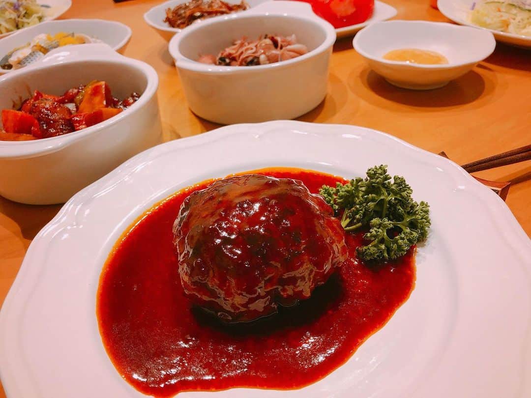 のインスタグラム：「cooking🍽😋🌷 * * #おうち時間 #お家ごはん #料理 #cooking #ハンバーグ #デミグラスソース #stayhome #🍅 #👩🏻‍🍳 #💓」