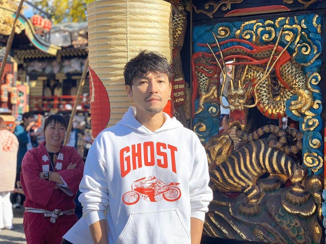 小柳津林太郎のインスタグラム：「Pic from a while ago. Hope everybody's staying safe at home!  ちょっと前の写真、、、 日本もコロナで各所が経済的にも﻿ 精神的にも大変な状況かと思いますが、 今は﻿ #staycalm #safehome して #staysafe で耐え忍びましょう。﻿ ﻿ 父親も医者なので、なんとなく想像つくのですが、﻿ 医療従事者の皆さん筆頭に #essentialworker ﻿ いわば、不可欠なサービスに従事されている皆さん、﻿ 本当にお疲れ様です。﻿ ﻿ コロナが落ち着いたら、﻿ 日本らしいお祭りとかにいきたいですな。﻿ その日までは耐え忍びましょう！﻿ ﻿ とは言っても、出来る限り楽しく前向きに！﻿ ﻿ 僕は僕で、株式会社GHOSTの事業立ち上げに﻿ 粛々と裏でがんばりやす🔥﻿ ﻿」