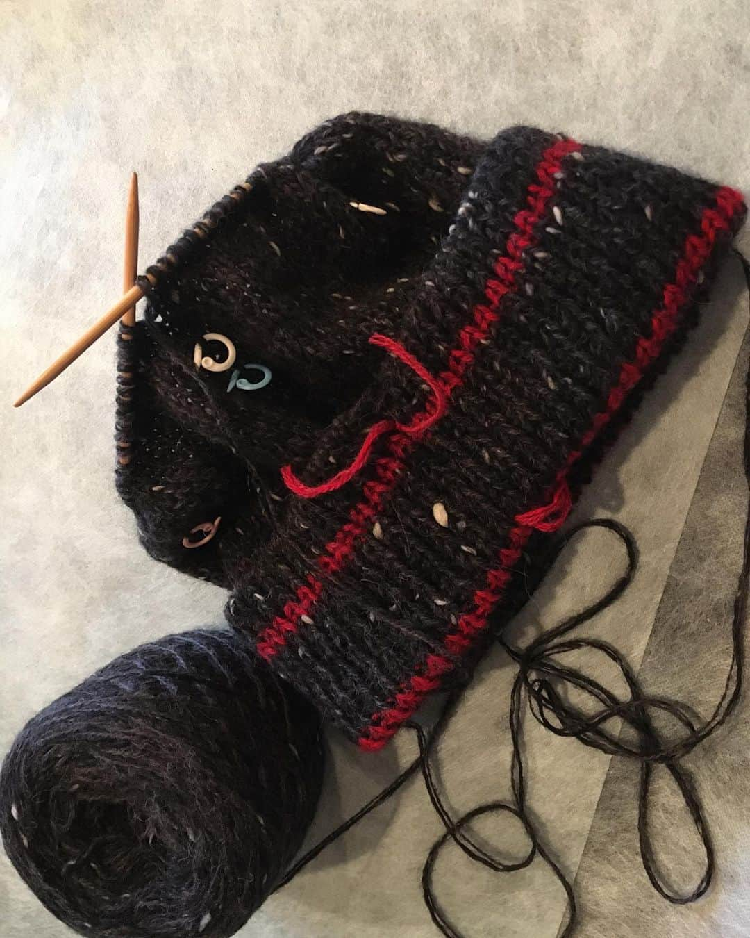 LINAさんのインスタグラム写真 - (LINAInstagram)「メンズニットも製作中♡ #MAXLINA #おうち時間 #beanie #knitting#knit #手編み #遠くにいても届いてる #覚えているよ #みんなの笑顔 #心をつなごう」4月11日 17時20分 - xxlina_now