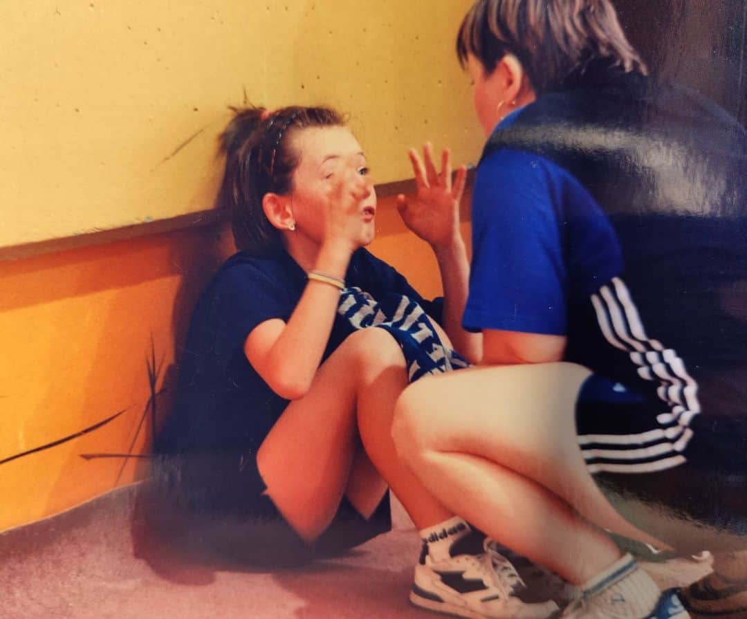 ガリア・ドボラクのインスタグラム：「Caption this picture: what is young Gali telling to her mum? Special mention to the very vintage shoes we both wearing and the @butterflyttofficial towell 😁」
