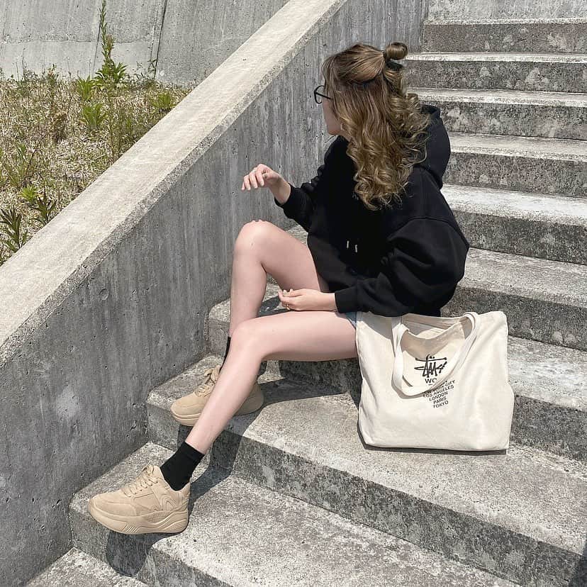 のインスタグラム：「#ootd #パーカー #acne #acnestudios #sneaker #zara #stussy ootdの詳細はブログに書いてます🌿」