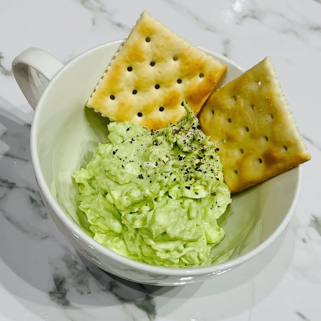 田中れいなさんのインスタグラム写真 - (田中れいなInstagram)「. 今すごくハマってる食べ物。 アボカドディップ🥑 家族も大好きで よく最近おやつに作ります💁🏻‍♀️ ↓↓↓ ❣️アボカドディップ❣️ 材料 ☆アボカド ☆クリームチーズ ☆玉ねぎ ☆レモン(変色するのふせぐため) ☆ブラックペッパー ☆塩 ☆マヨネーズ ☆クラッカー ※付けて食べる用 *☼*―――――*☼*――――― #おいしいよ #オススメ #おやつ #に #如何ですか❓ #れーなご飯 #アボカド #アボカドディップ #photo #Instagram #instagramjapan」4月11日 17時30分 - tanakareina.lovendor