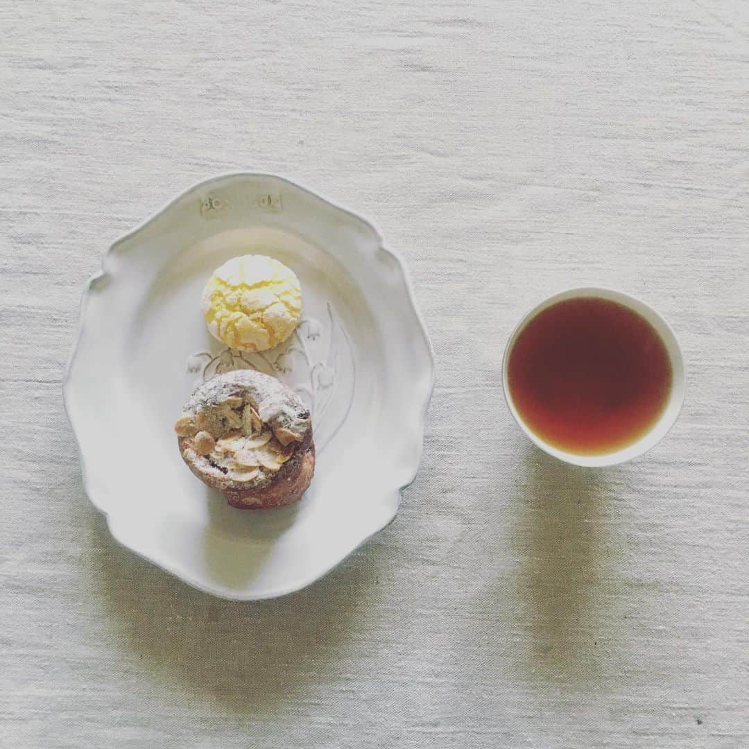 猫沢エミさんのインスタグラム写真 - (猫沢エミInstagram)「お惣菜でもお菓子でも、そろそろ人の作ったものが食べたくなりますね。  昨日、病院の帰りに寄った @boulangerie.comete さんにて、シナモンロールとビスキュイシトロンなどあれこれ頂戴しました。  大好きなカレー屋さん @huddle_curry_dining にも寄って、野菜たっぷりのマイルドな名物カレーも食べた。  今、言葉には表せないほど大変な時期だと思います。どのお店にとっても。感染のリスクは侵せないから、わざわざは出向けずとも、必要必急の際には、なるべくささやかなお助けを願い出たい。  そしてかならず『頑張ってください。』の一言を残すようにしている。これに勝る勇気づけはないと思うから。  みなさん、頑張ってください。  #猫沢銘店　#coronavirus」4月11日 17時34分 - necozawaemi