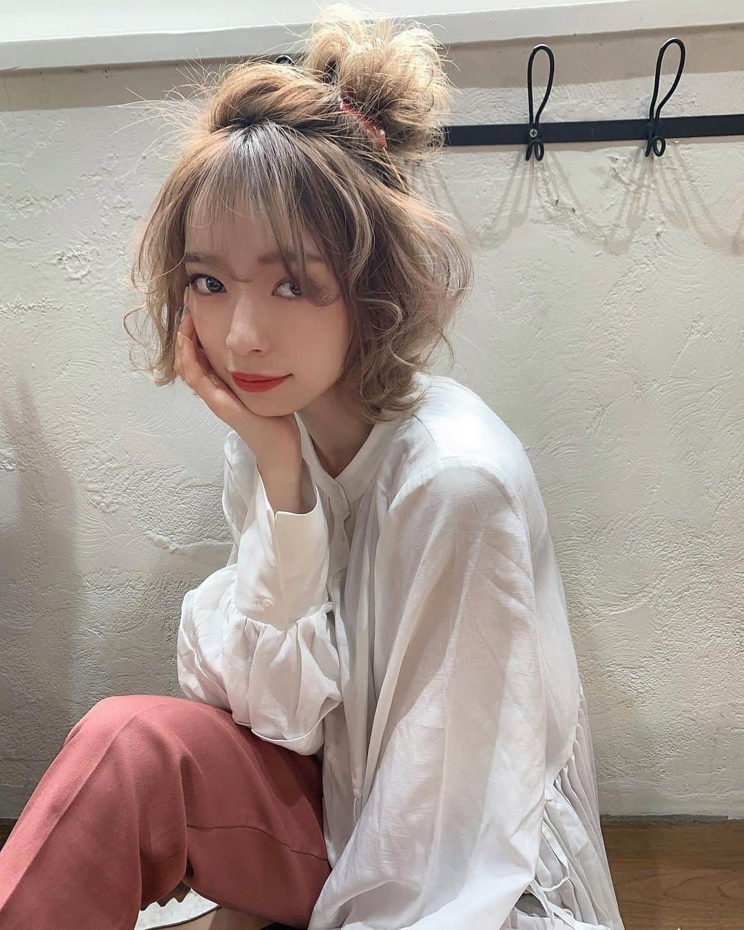 のインスタグラム：「. #かしだんご 🌸🌸 かっしーさんのアレンジふわふわ可愛い🐰 . . この日は春らしい色味のプチプラコーデでした☀︎ タグづけしてます〜🏷 . . . . #福岡美容室 #薬院美容室 #低身長コーデ #おちびコーデ #プチプラコーデ #春コーデ #ヘアカタ #ボブアレンジ #ハーフアップお団子 #ショート女子 #td #サロンモデル #白ブラウス #カラーパンツ #japanesegirl #今日のコーデ」