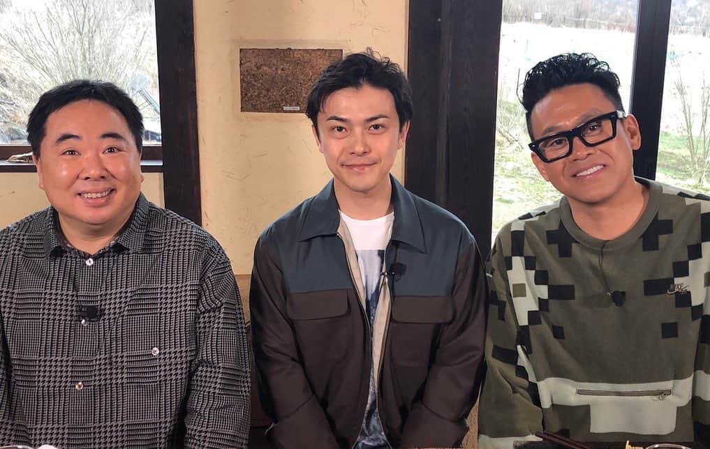 【公式】ハケンの品格のインスタグラム：「‪⚜️出演情報⚜️‬﻿ ‪本日18:30〜‬﻿ ‪「#満天青空レストラン」に‬﻿ ‪#勝地涼 さんと #塚地武雅 さんが出演します🤗‬﻿ ‪撮影の合間も、ずーっとお喋りをしている仲良しのお二人と #宮川大輔 さんと、とても楽しいロケになりました！‬﻿ ﻿ ‪‪#ハケンの品格 ‬﻿ ‪#青空レストラン‬﻿ ‪#かつじつかじ‬」