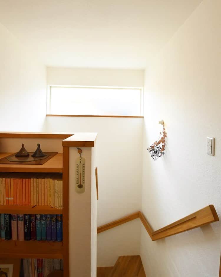 satsumahomeさんのインスタグラム写真 - (satsumahomeInstagram)「階段を登った先にある空間。窓からたくさん光が取り込めます。棚を作れば、趣味のものや、本を飾ることも🙆📚 ------------------------------------------- 🏡LINE友達追加 毎週イベント情報や豆知識を配信♪ こちら👉@sh.lineinfo ------------------------------------------- 🏠さつまホームメインページ オシャレな施工例を配信中！ こちら👉@satsumahome ------------------------------------------- 🏠さつまホーム資料請求専用ページ 資料請求ご希望の方は こちら👉@sh.request ------------------------------------------- 🏠さつまホームイベント専用ページ イベント情報・予約をご希望の方は こちら👉@sh.eventinfo ------------------------------------------- ・ #さつまホーム #無添加住宅 #漆喰 #無垢床 #箕面 #北摂 #goooodhome #くらし #instahouse #instahome #階段 #階段手すり #階段インテリア #階段収納 #階段手摺 #棚 #本棚 #棚作り #ディスプレイ棚 #ディスプレイ #階段インテリア  #窓 #窓ガラス #窓から見える景色 #窓枠 #明るい家 #ホール #グラデーション #本」4月11日 17時35分 - satsumahome