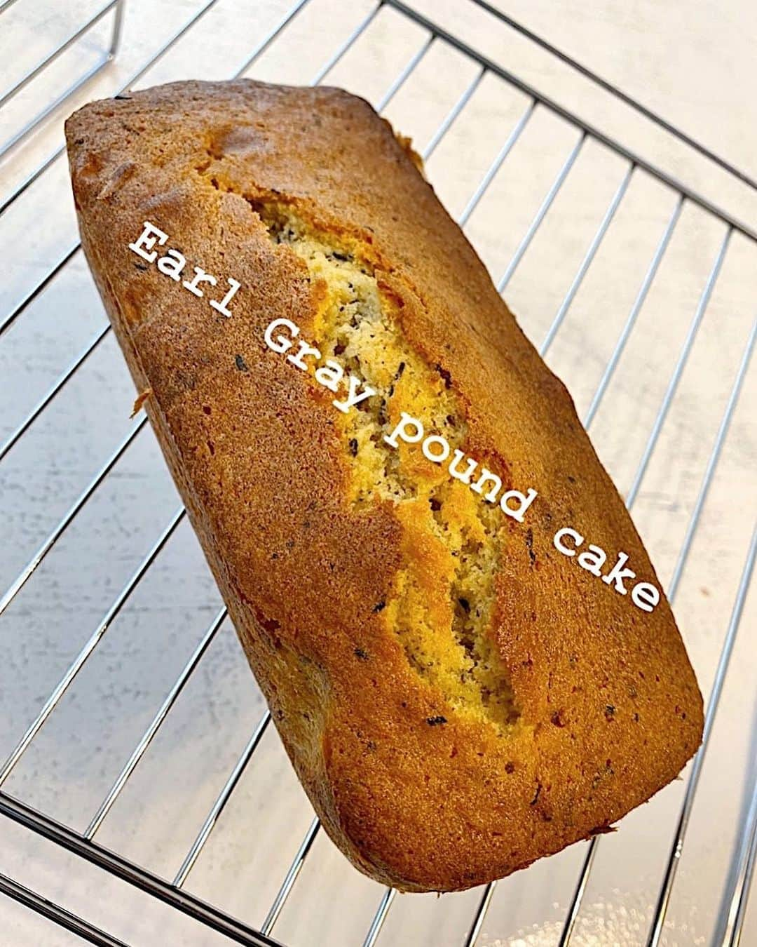 川本莉菜さんのインスタグラム写真 - (川本莉菜Instagram)「Earl Gray pound cake. . 紅茶のパウンドケーキ、紅茶は1番好きなアールグレイを使いました . . . #earlgreycake #earlgrey #poundcake #baking #stayhome #cooking #紅茶のパウンドケーキ #おうち時間 #お菓子作り」4月11日 17時36分 - kawamoto.rina