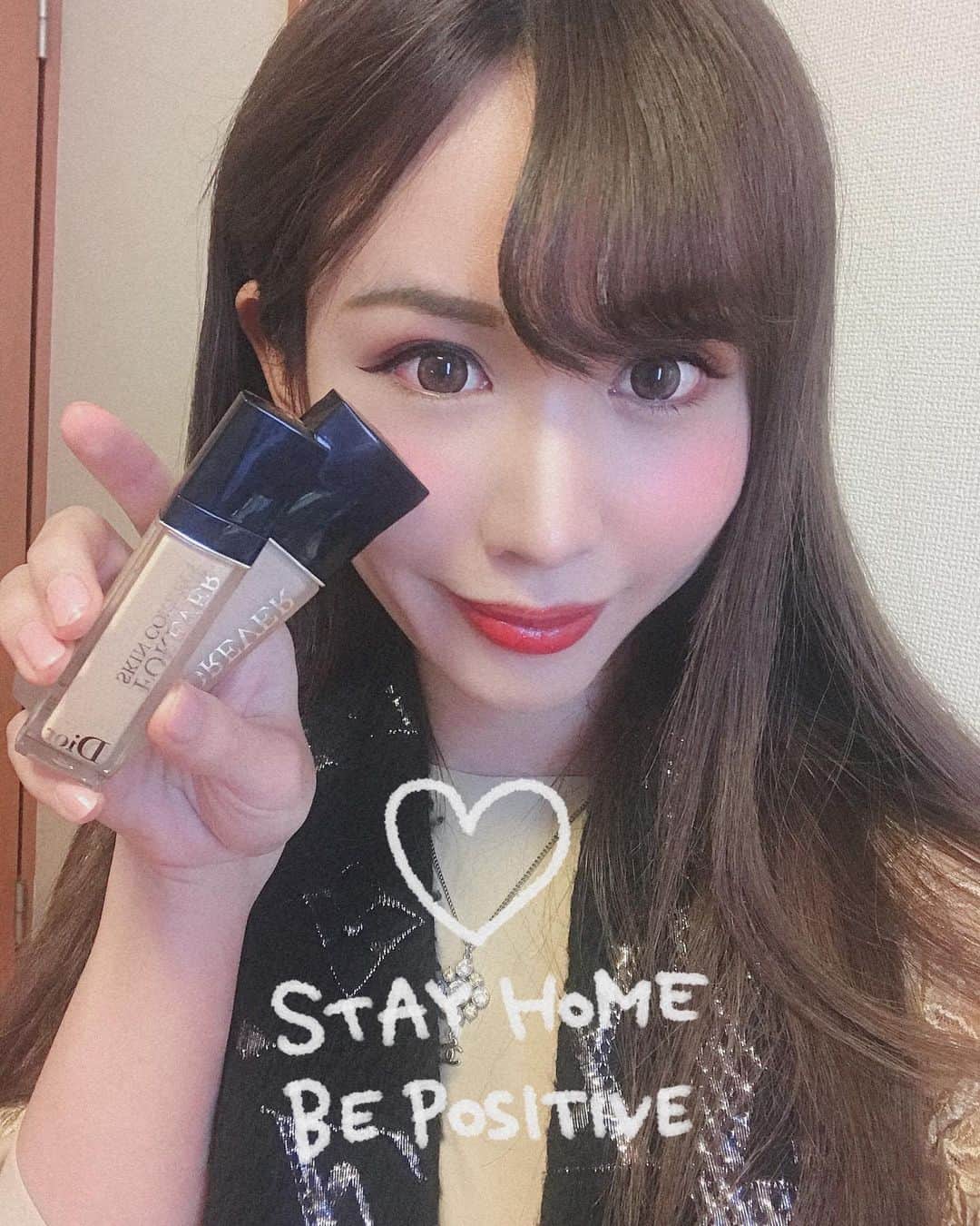 のインスタグラム：「#おうち時間 #おうちメイク #おうち遊び ﻿ ﻿ ﻿ 最近 #ファンデーション を﻿ @diormakeup に衣替えしたよ🥺﻿ #コンシーラー も優秀👏🏻👏🏻👏🏻﻿ 見た目も高級感あってオシャレだよね✨﻿ #口紅 は @yslbeauty #💄 ﻿ ・﻿ ・﻿ #コスメマニア #コスメ好きさんと繋がりたい #メイクアップ #ディオールコスメ #デパコス ﻿ #コロナに負けるな #コロナウイルスが早く終息しますように #coronavirus #stayhome #stayathome #me #selfie」