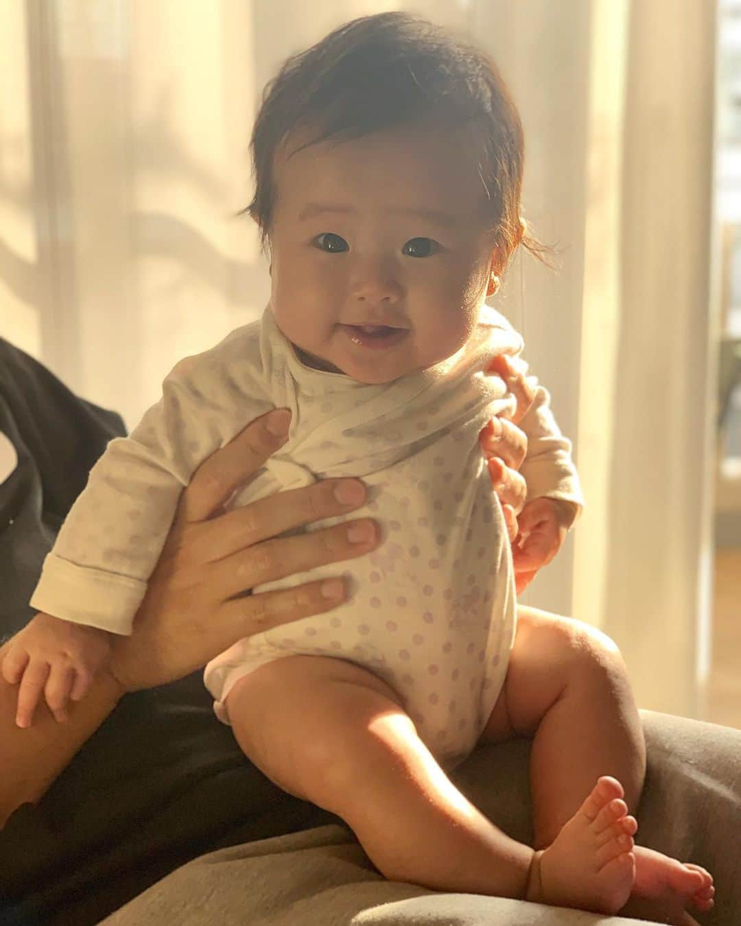 来夏さんのインスタグラム写真 - (来夏Instagram)「#👶🏻 お風呂上がり 髪を梳かしてもらってご機嫌な様子☺️ ほおっておくとソフトモヒカン、 毛量も多くて絡まりがすごいです🥴🤣 なんだか大きくなったなぁ..☺️💕 #生後4ヶ月 #4monthsold  #女の子ママ #ベビフル #コドモノ #stayhome」4月11日 17時43分 - rairairaika