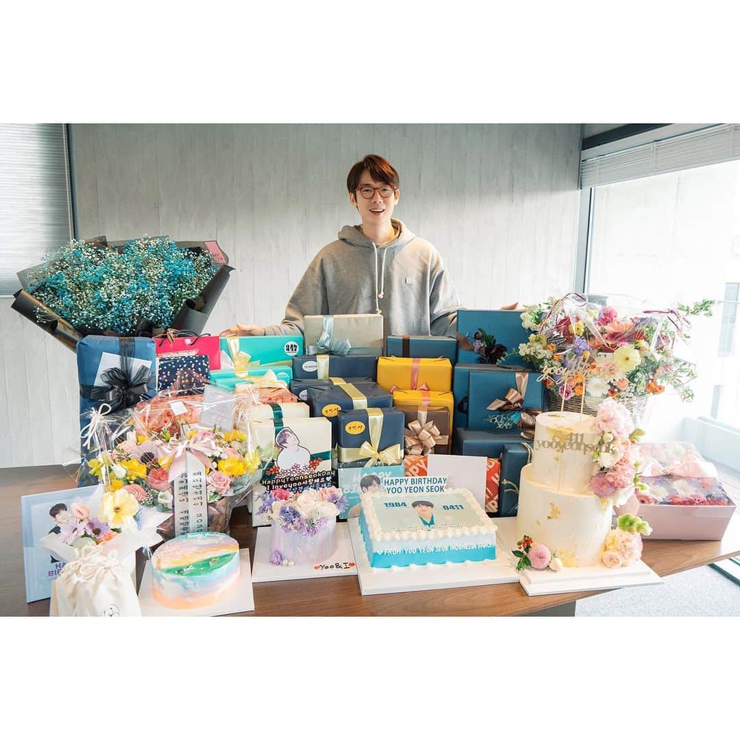 ユ・ヨンソクのインスタグラム：「생일 축하를 과분할 정도로 너무 많이 받았네요.  사랑하는 팬분들, 친구들, 재윤이형, 우리 드라마팀! 모두 너무 감사드립니다. 정성스런 선물들 편지들 소중히 간직할께요. 사랑합니다!💕🎁❤️🎉」