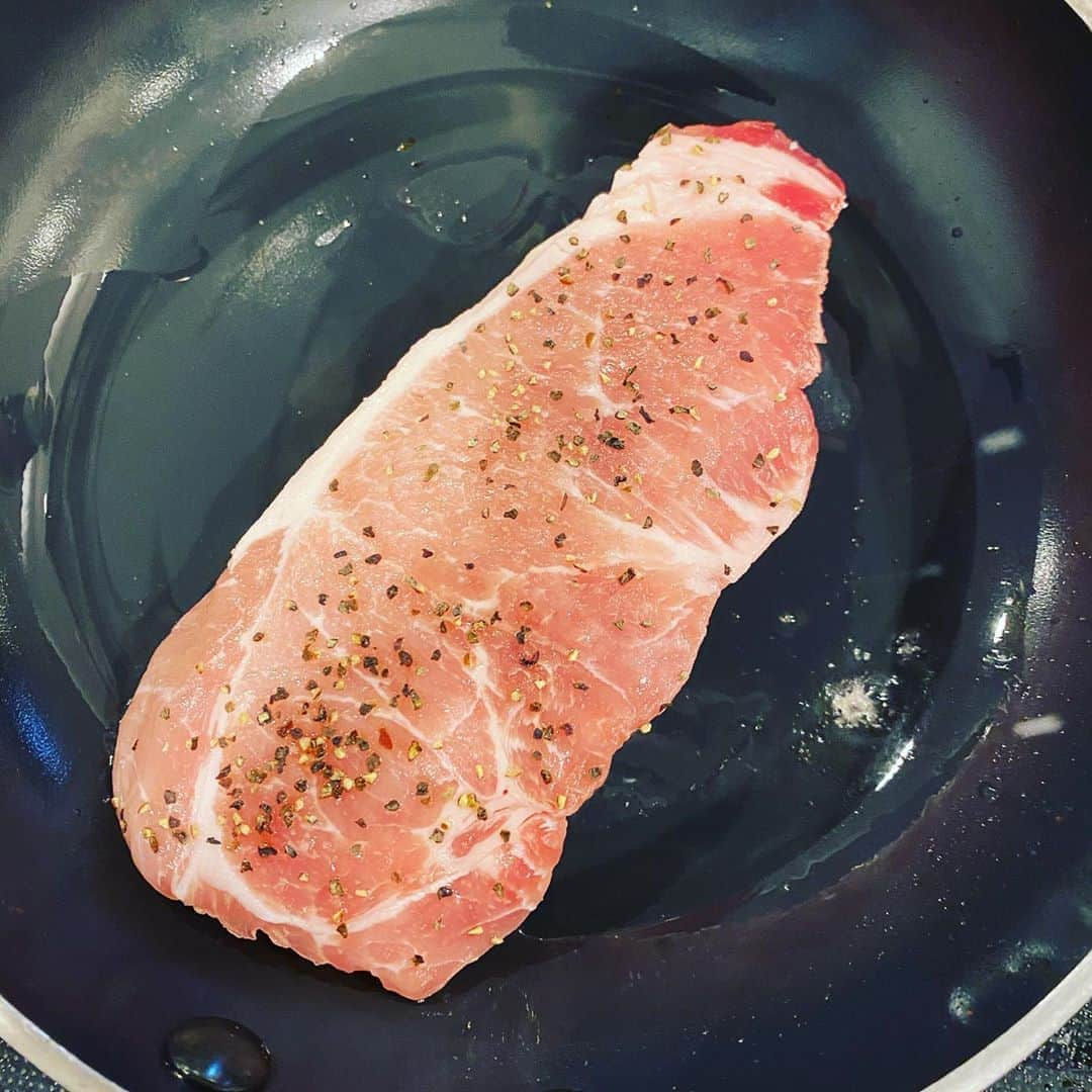 ムロツヨシさんのインスタグラム写真 - (ムロツヨシInstagram)「焼く、豚肉を」4月11日 17時47分 - murotsuyoshi0123