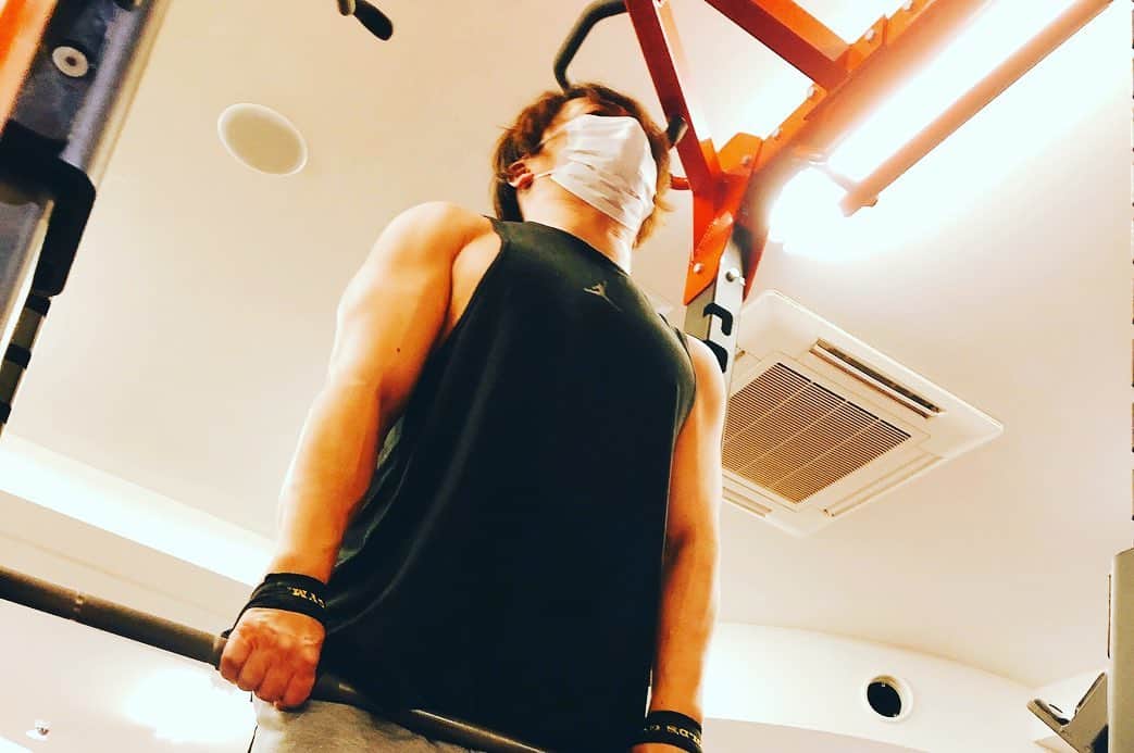 進祐哉のインスタグラム：「ジムに行きたいんや🏋🏻‍♂️ 今は孤独な自宅トレ。」