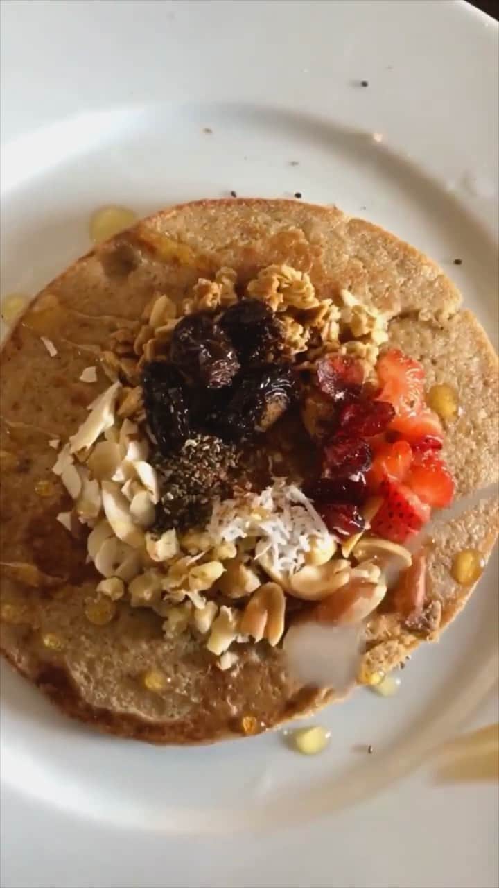 マニー・サンティアゴのインスタグラム：「Wanted to show you guys how to make the easiest/healthiest way to make “Vegan Pancakes” in “Manny’s Kitchen” all you need is 3 items: 1 Banana 🍌 I Cup of Almond Milk 🥛 2 Cups of Blended Oats 🌾 Then add whatever YOU LIKE 🤤 Starring: @cesar_vi 👦🏻」