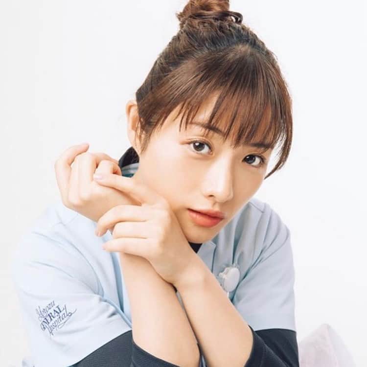 石原さとみ　ファンアカウントのインスタグラム：「. とっても久しぶりの投稿🙏 . アンサングシンデレラ💊 実はもともと薬剤師を目指して中学で理系の学校に行って、高3まで理系を取っていたのでとっても嬉しい！！！ 自分の今の進路は全然違うけど、妹が薬学部なので親近感🥰 . 病院薬剤師は色んな部署のお仕事覚えなきゃだし、人手不足だし、お給料は他の薬剤師系な進路よりも低いしで、とってもとっても大変と聞くので、ぜひさとみんのパワーで世に広まるといいな💊 . . #石原さとみ #アンサングシンデレラ」