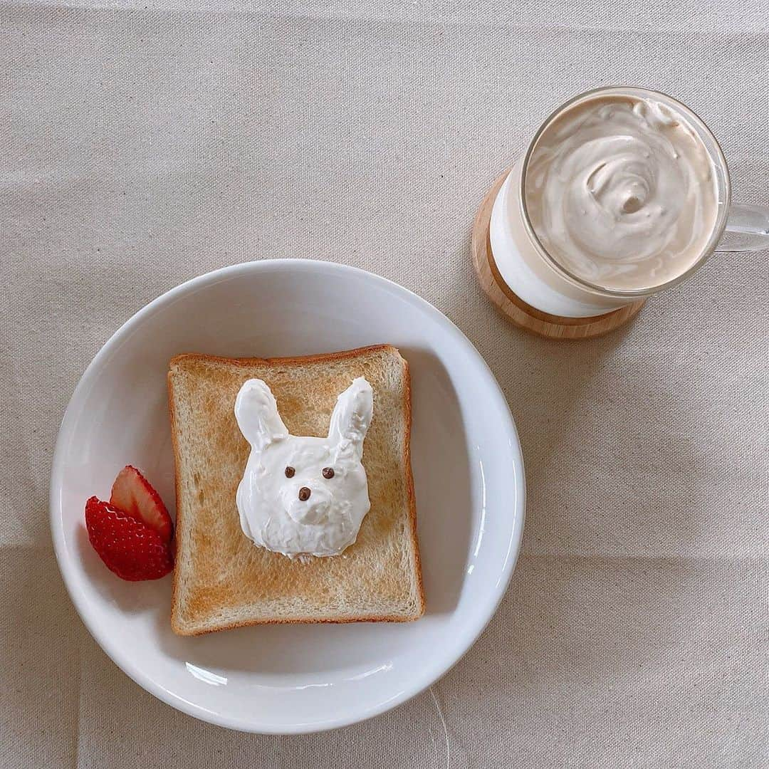 横山結衣さんのインスタグラム写真 - (横山結衣Instagram)「おうちカフェ  ダルゴナコーヒーと、うさぎちゃんトースト  ダルゴナコーヒーは上手にできた〜☺️☺️ うさぎちゃんはちょっとぶちゃいくになってしまった😷😷 #おうちカフェ  #お家カフェ  #ダルゴナコーヒー」4月11日 23時19分 - yoko_yui_team8