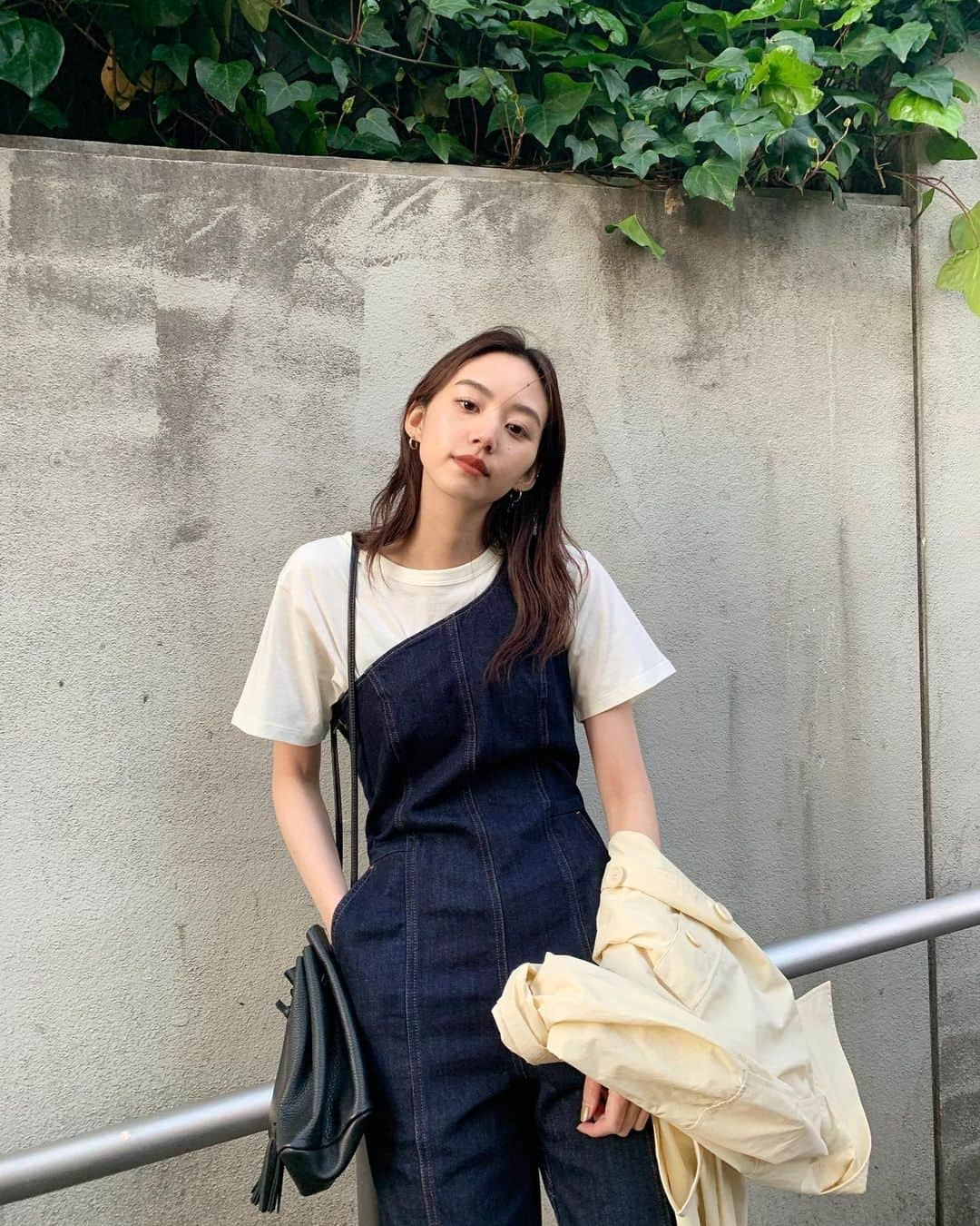 Shiho Sasakiさんのインスタグラム写真 - (Shiho SasakiInstagram)「@sheltter_mag のアカウントでも載せた、気になってる denim all in one👖 旬なワンショルダーデザインが可愛い💘 1枚でさらっと着ても良し、Teeとレイヤードしても良し🙆‍♀️ 発売はもうちょっと先みたいです🙏 #MOUSSY#MOUSSYSNAP」4月11日 17時57分 - shihomurata0718