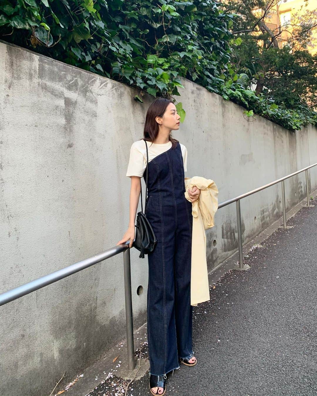 Shiho Sasakiのインスタグラム：「@sheltter_mag のアカウントでも載せた、気になってる denim all in one👖 旬なワンショルダーデザインが可愛い💘 1枚でさらっと着ても良し、Teeとレイヤードしても良し🙆‍♀️ 発売はもうちょっと先みたいです🙏 #MOUSSY#MOUSSYSNAP」