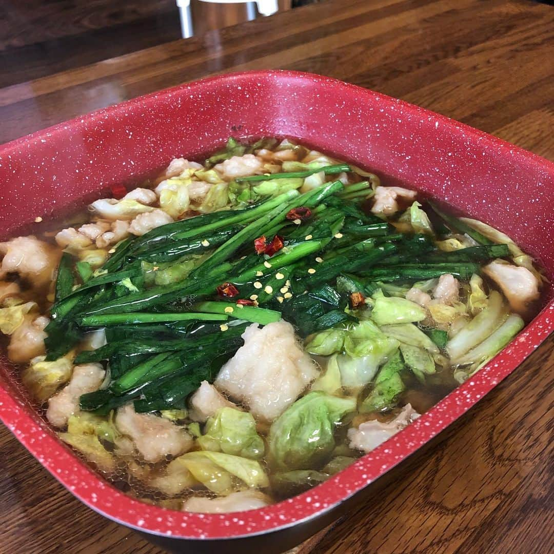 鈴木麻綾のインスタグラム：「実家で牛もつ鍋のなの川さんのもつ鍋を食べました❤️三重で食べてるのに福岡で食べた時と一緒の味でめちゃめちゃおいしくて、はやく福岡に行きたいと思いました🤗今は自粛中なので、ネットで取り寄せようと思ってます🤩是非みなさんも取り寄せてみて下さいね〜❤️ #牛もつ鍋 #なの川 #隼人さん #ありがとうございます」