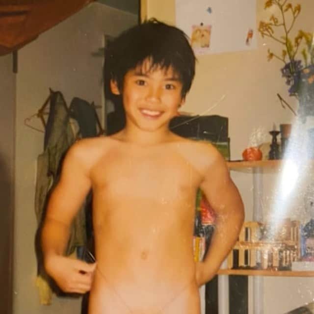 のインスタグラム：「6歳か7歳の写真📷. . 今日で27歳になりました。とても感慨深いです。これからは本当に将来の自分のために考えて選んで行動していきたいと思います。流されずしっかり自分の意思で。 . 写真は20年前の幼少期😂✌🏾♨️ ネックレスでアソコビヨーンって引っ掛けて遊んでる写真w. . .  #アル #Aru #bitter #ビタ男 #PUMA #プーマ #teamfaster #fashion #fitness #workout  #instagood #instaboy #instafashion #menstyle #menshair #muscle #model #japanese  #japanesemodel  #sing #dance #music #ポートレート #portrait #shibuya #tokyo」