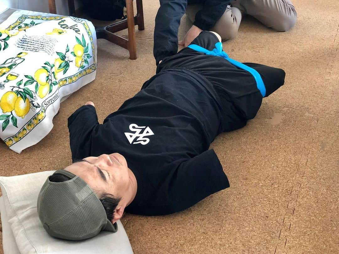 乙武洋匡さんのインスタグラム写真 - (乙武洋匡Instagram)「ゴムチューブを使ったトレーニング。これを機に徹底的に鍛えます！  #乙武義足プロジェクト #四肢奮迅 #出荷を待つマグロではありません」4月11日 18時05分 - ototake_official