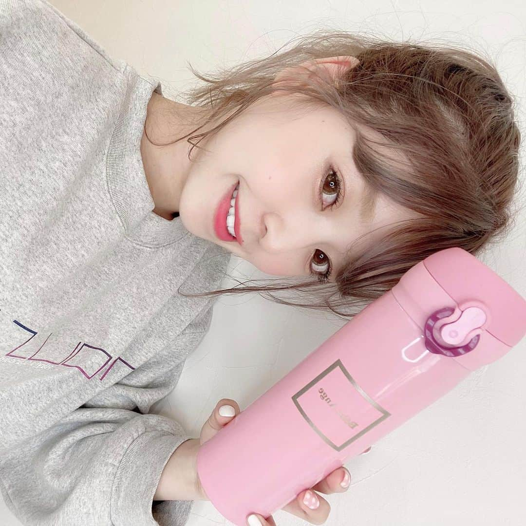 二宮璃子さんのインスタグラム写真 - (二宮璃子Instagram)「今日は天気が良かったから お家の前を散歩して庭で 砂場遊びしたりシャボン玉して 子供達と遊んだ☺️🤍🤍 何分かに1回は喧嘩する2人🤣笑 仲良く遊んでるかと思えば喧嘩する🤜笑  2人のリンクコーデは @bebe____ange さんのお洋服です♡ 兄妹リンクコーデめっちゃ可愛くて たまらんかった。。💕笑 @ask_____10 さんと仲良くさせて もらってて一足先に プレゼントしてもらいました🥺💕 ありがとうございます😭♡ あすかさんのインスタは お洒落で可愛いくてよく参考に しています😣💕 お洋服は来週から発売みたいです♡ これからの新作のお洋服も楽しみ😍 ． ．  #リンクコーデ　#兄妹コーデ　#ペアルック　#バンズスニーカー」4月11日 18時08分 - riixten