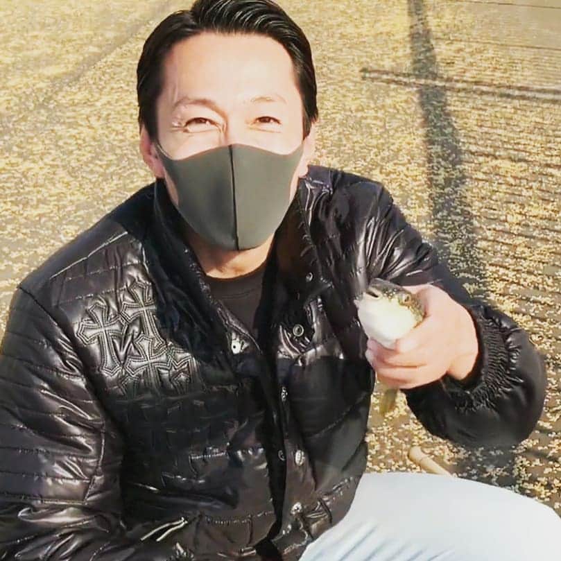 黒石高大のインスタグラム：「エサ取りで邪魔で毒があって食べられないと思われてる嫌われ者のクサフグさん食べて見ました　暇潰しに見てやってください押忍 #釣り #海釣り #クサフグ　https://t.co/sl8JBCL2dL https://t.co/ZF63WcQ8Ay」