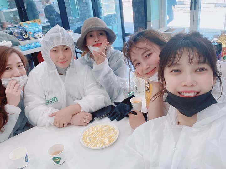 ユナのインスタグラム：「_너무 행복하고 마음이 따뜻했던 봉사 🖤 내가 조금이라도 도움이 되었으면 ,」