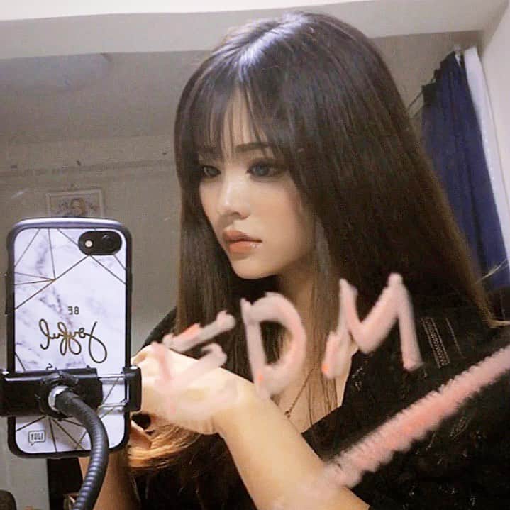 のインスタグラム：「なかなか更新しておらずごめんなさい😖 . . . 退屈な毎日を過ごしてる方も多いと思います。。。 沢山の方々の笑顔のため皆さんで頑張って乗り越えましょう💗 . 私もこの自粛の間に肌を頑張って綺麗にしようと思います♡ きょうこさんのアドバイスを忠実に守って少しずつではあるけど綺麗になった気がする♡ 加工なしで撮れるまで頑張るぞ！！ コロナ治ったらハイフ行きまくろう💗 ハイフも始まったので静岡の方おすすめです☺️ @kyoko_hakamata . . . #美容 #美容記録 #エステ #スキンケア #化粧品 #女子力 #自分磨き #楽しい #美意識改善 #肌 #自撮り #加工 #詐欺 #make #tiktok #tiktoker #japan #japanese #woman #japanesegirl #girl #like #love #ビジョビ @b_b_j.j」