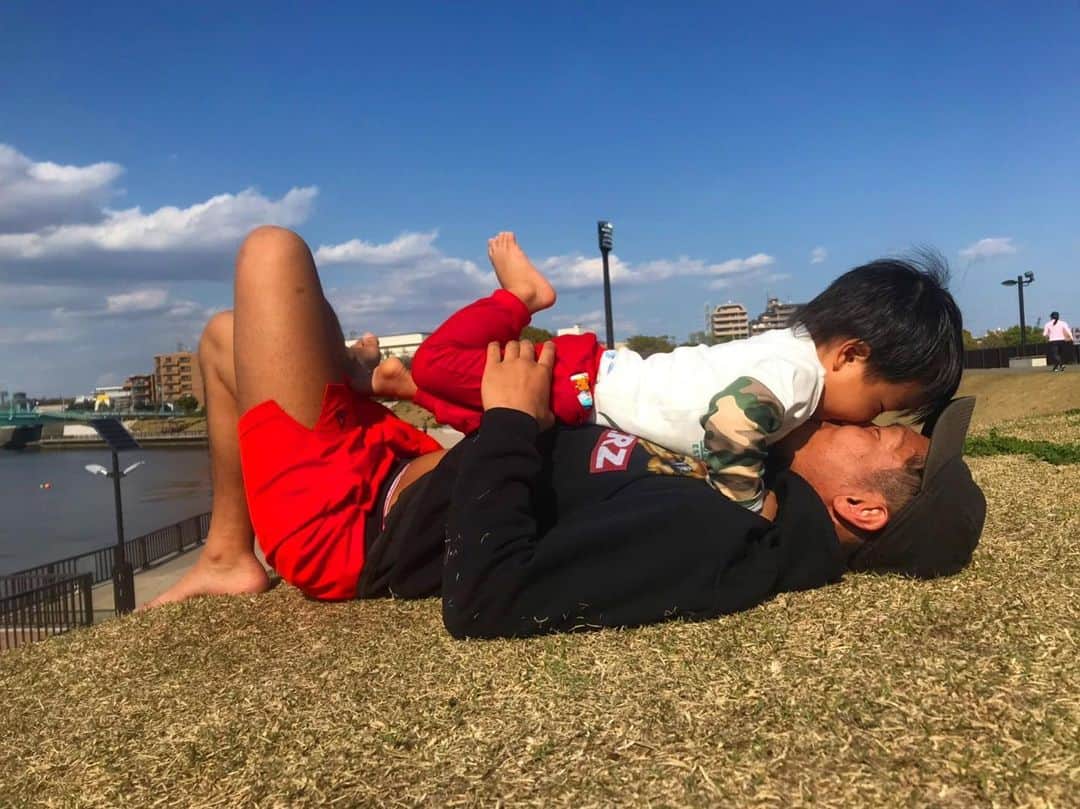 渡部太基のインスタグラム：「. 今日も平和だ。 #わたべんちのれおうくん #自粛中  #huglife #kisslife」