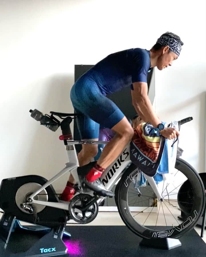 のインスタグラム：「#ironmanvr2 #インドアサイクリング 40kmフィニッシュでコンプリート、トータル1時間51分の良いトレーニング！ インドアバイクにも慣れてきて、#tacx #neo2t  は実際のダンシングのような力のかかり方をするので、エアロ、ペースでバーとポジション変えていくことで、1時間は許容範囲になってきた。 時間コツコツ伸ばしていけそうなので来週末は #スペシャライズド #宮古島トライアスロン チャレンジで155km頑張ろう！！ #コナチャレ #anywhereispossible #ironmanvrc #ガーミン #トライアスロン #トレーニング #日日是好日 #エンデュアライフ」
