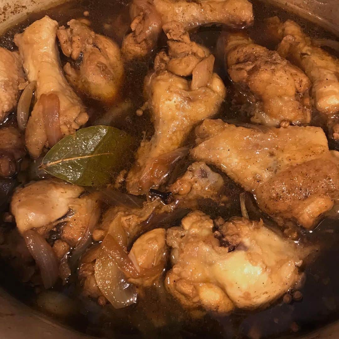 野波麻帆さんのインスタグラム写真 - (野波麻帆Instagram)「. 昨日は朝からグツグツ台湾風鶏の煮込みを仕込んだり おやつに卵蒸しパン作ったり。 おうち時間がゆーっくりあるので午前中からキッチンにのんびり立てる幸せ。 これからしばらくご飯インスタになりそうですがお許しをw🙏 今夜はミルクプリンを作る約束。 苺ソースにしようかな。  #おうちで過ごそう  #stayhome  #ドリームマッチは見せて下さい。」4月11日 18時17分 - mahononami