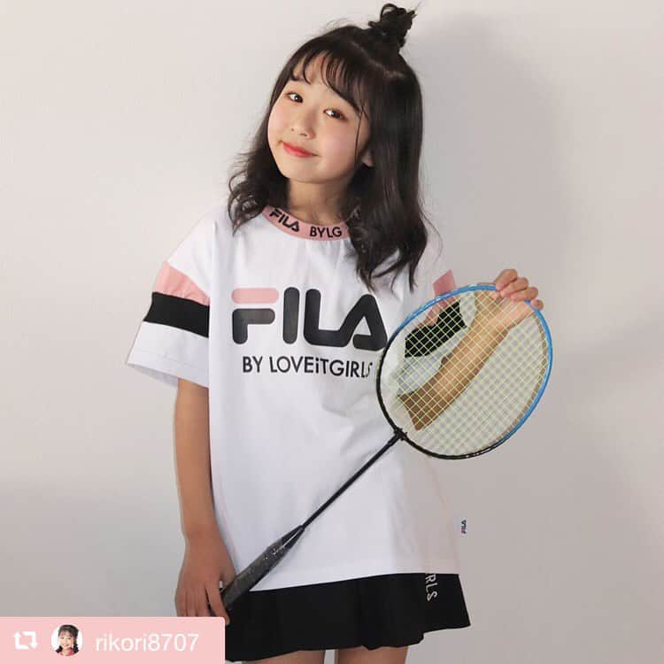 byLOVEiTさんのインスタグラム写真 - (byLOVEiTInstagram)「#バイラビインスタガール 🏸リコ﻿ ﻿ FILAロゴTシャツで﻿ ガチスポスタイル💞﻿ バイラビコラボなら﻿ かわいくきまるよ🏸💕﻿ ﻿ ﻿  #repost @rikori8707 via @PhotoAroundApp ﻿ お外で遊べる﻿ ようになったら﻿ バトミントンしたーい！！﻿ 今からコナンみるよ♡﻿ coordinateは﻿ @byloveit_official ﻿ @fila_japan_official ﻿ コラボのTシャツ♡﻿ サイズ感はちょっと﻿ 大きめ。﻿ 133センチで130センチ着用で﻿ この丈感。。激かわ♡﻿ #スポかわ#バトミントン﻿ #バトミントンしたい#バイラビット#バイラビ#ラビ子#バイラビインスタガール #バイラビコーデ#かわいい#コーデ#おしゃれ#byloveit#りこ#ナルミヤインターナショナル#小物#おしゃれ好き #フィラ#fila#コラボ#Tシャツ#ミモザ 春夏コーデ#夏コーデ#コナン#映画」4月11日 18時18分 - byloveit_official