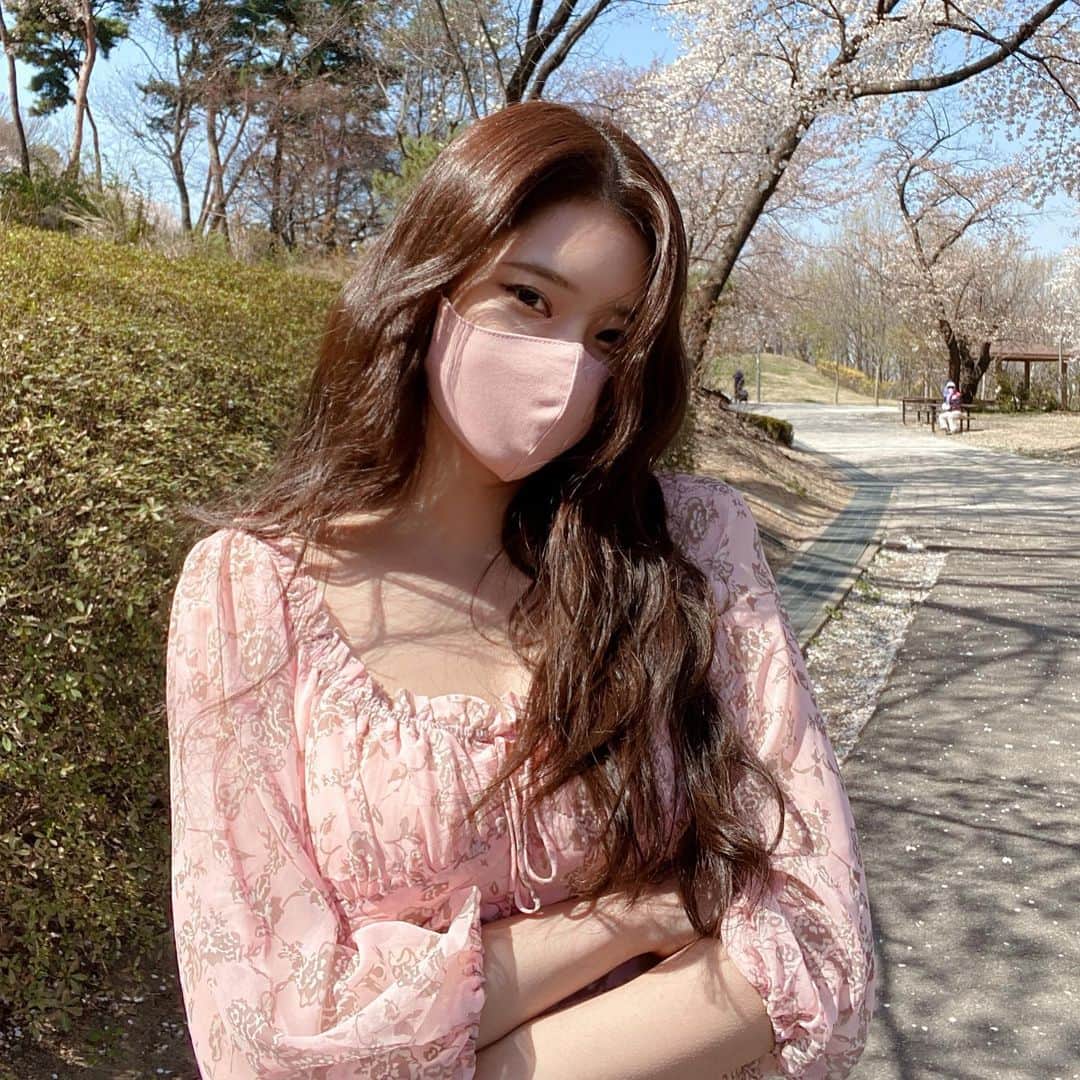 Chuuのインスタグラム：「마스크가 필요한 주말이였지만 날씨 꿀🌸🌸🌸 #chuuseoul」