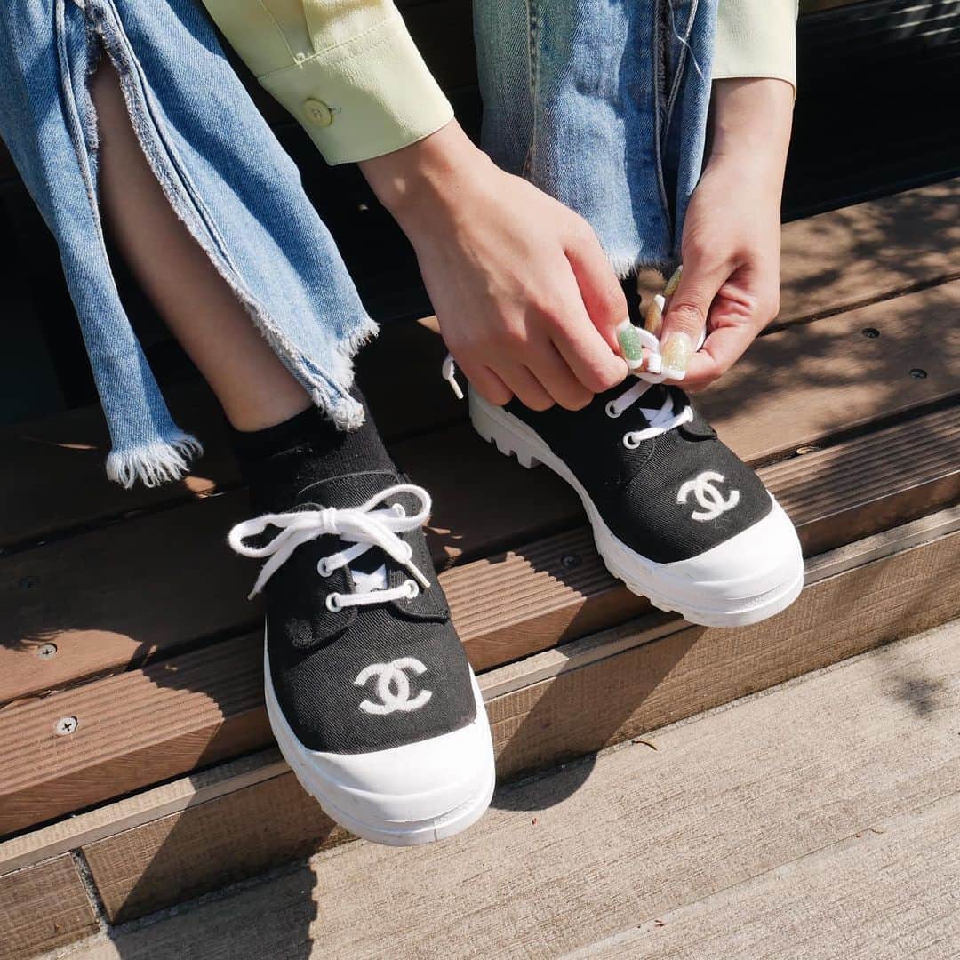 Vintage Brand Boutique AMOREさんのインスタグラム写真 - (Vintage Brand Boutique AMOREInstagram)「Vintage Chanel canvas sneakers. Size 36.  This item is only available at the store but we accept the order by DM. Please DM us if you are interested in the item! ▶︎Free Shipping Worldwide✈️ ≫≫≫ DM for more information 📩 info@amorevintagetokyo.com #AMOREvintage #AMORETOKYO #tokyo #Omotesando #Aoyama #harajuku #vintage #vintageshop #ヴィンテージ #ヴィンテージショップ #アモーレ #アモーレトーキョー #表参道 #青山 #原宿#東京 #chanel #chanelvintage #vintagechanel #ヴィンテージ #シャネル #ヴィンテージシャネル #シャネルヴィンテージ #amorewardrobe #アモーレワードローブ」4月11日 18時20分 - amore_tokyo