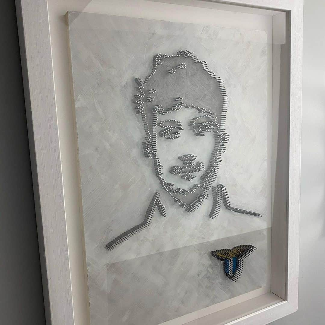 ダニロ・カタルディのインスタグラム：「Un quadro fatto completamente a mano,con chiodi e martello su legno. Un grazie speciale a @criart_gallery per averlo realizzato.🔨」